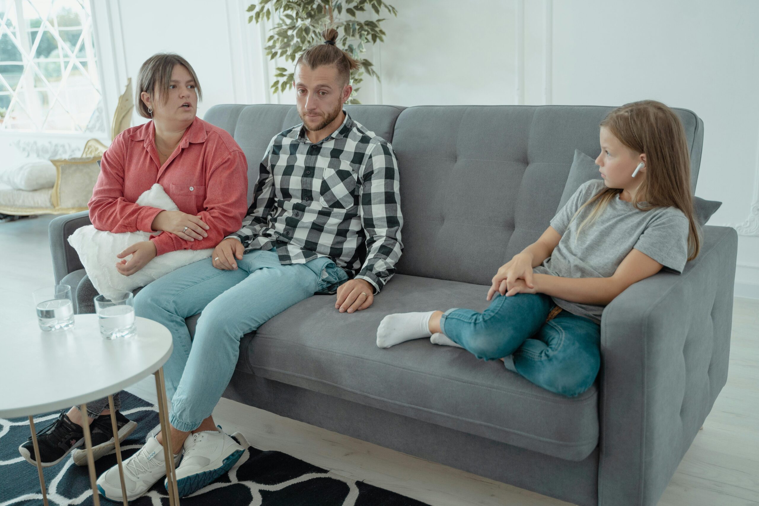 parents in therpy with daughter on a sofa daughter looks uninterested<br />
